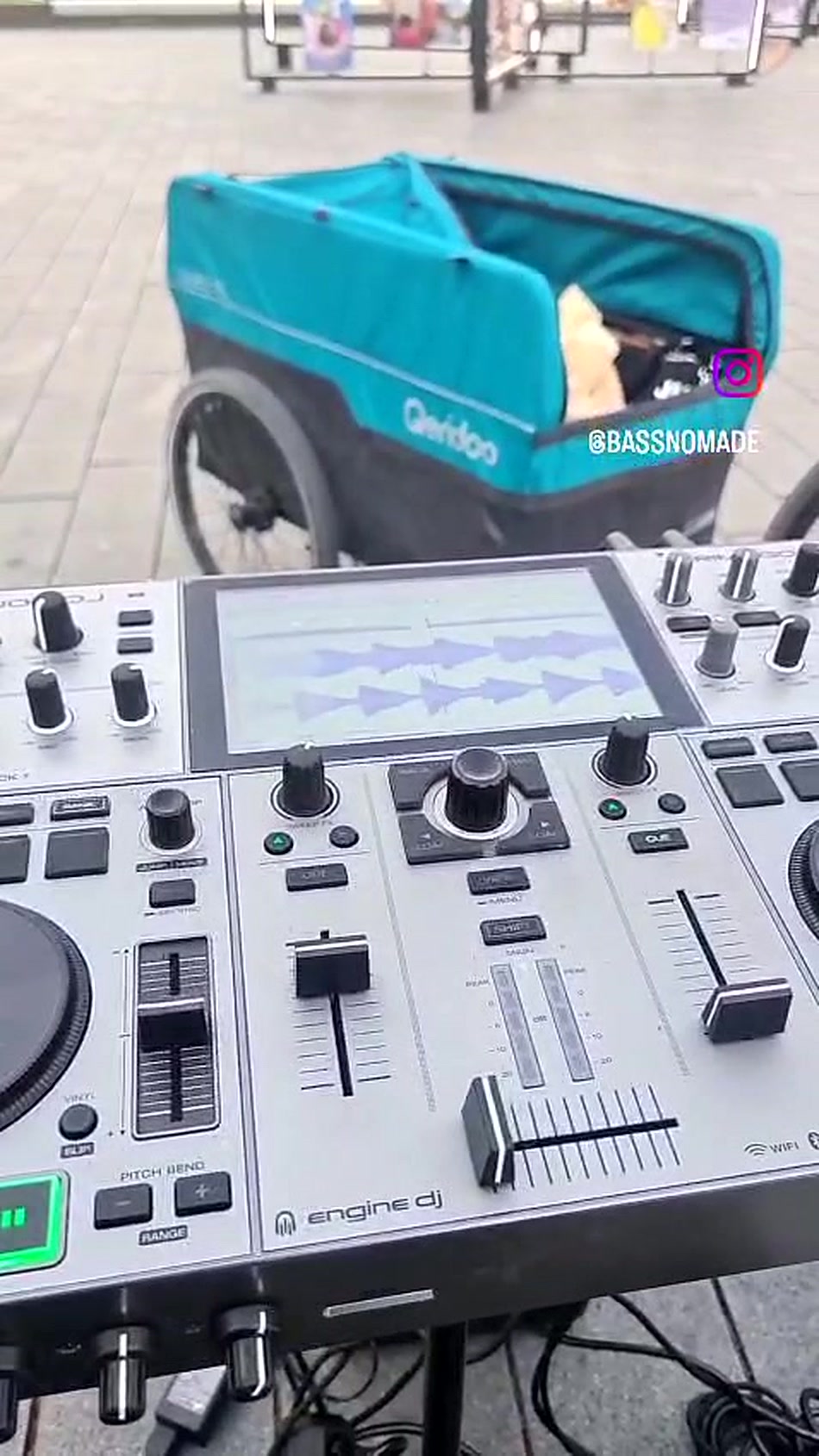 Nahaufnahme des DJ-Controllers am mobilen Setup