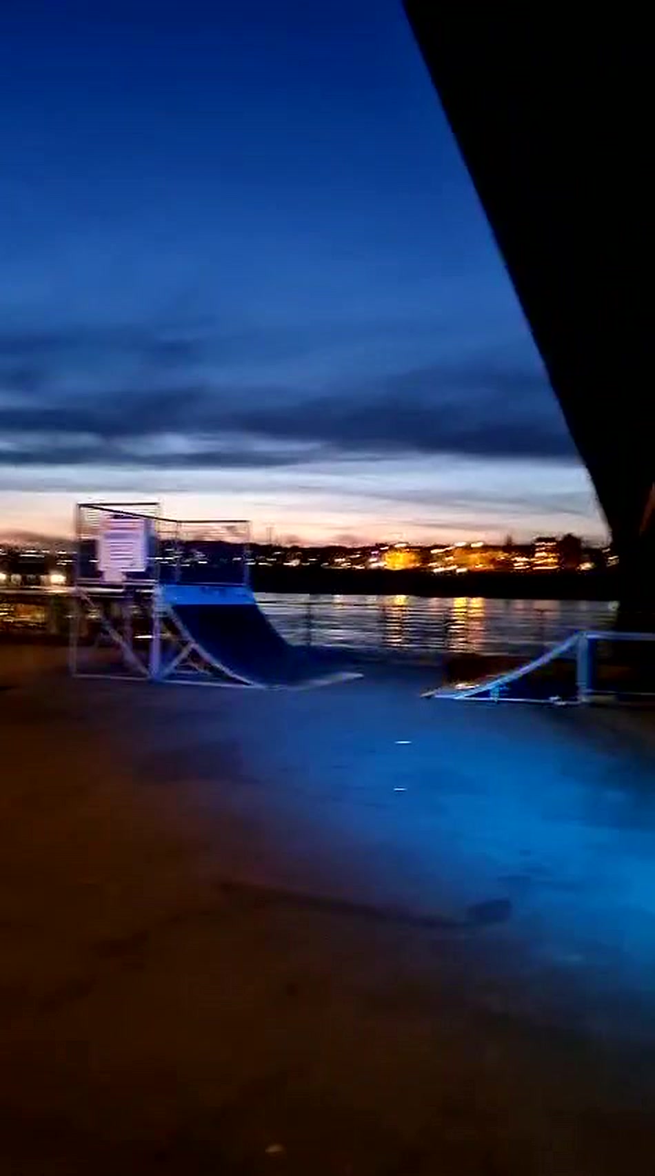 Mobiles DJ-Setup am Rhein in der blauen Stunde