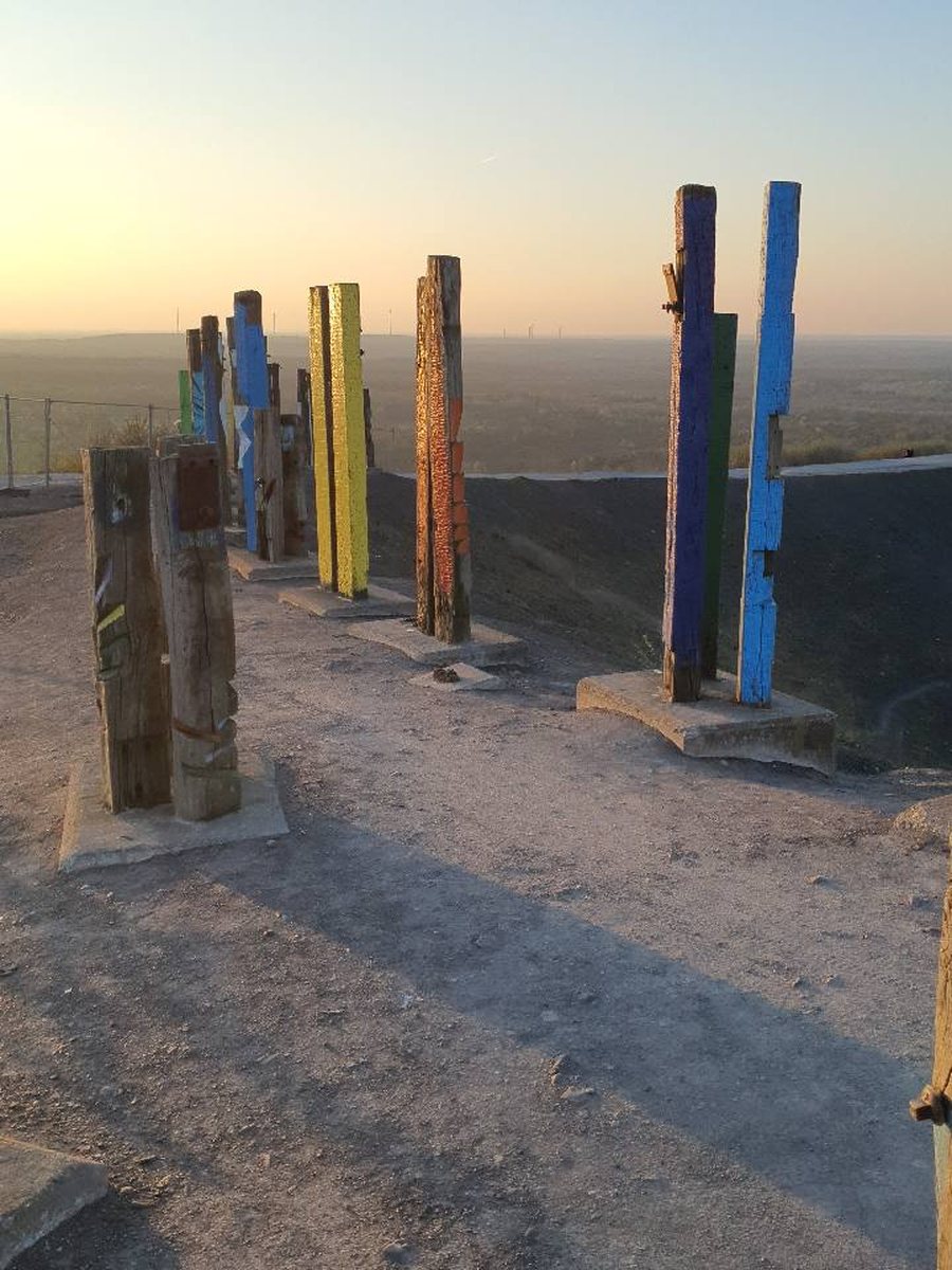 Mobiles Setup zwischen leuchtenden Kunstinstallationen