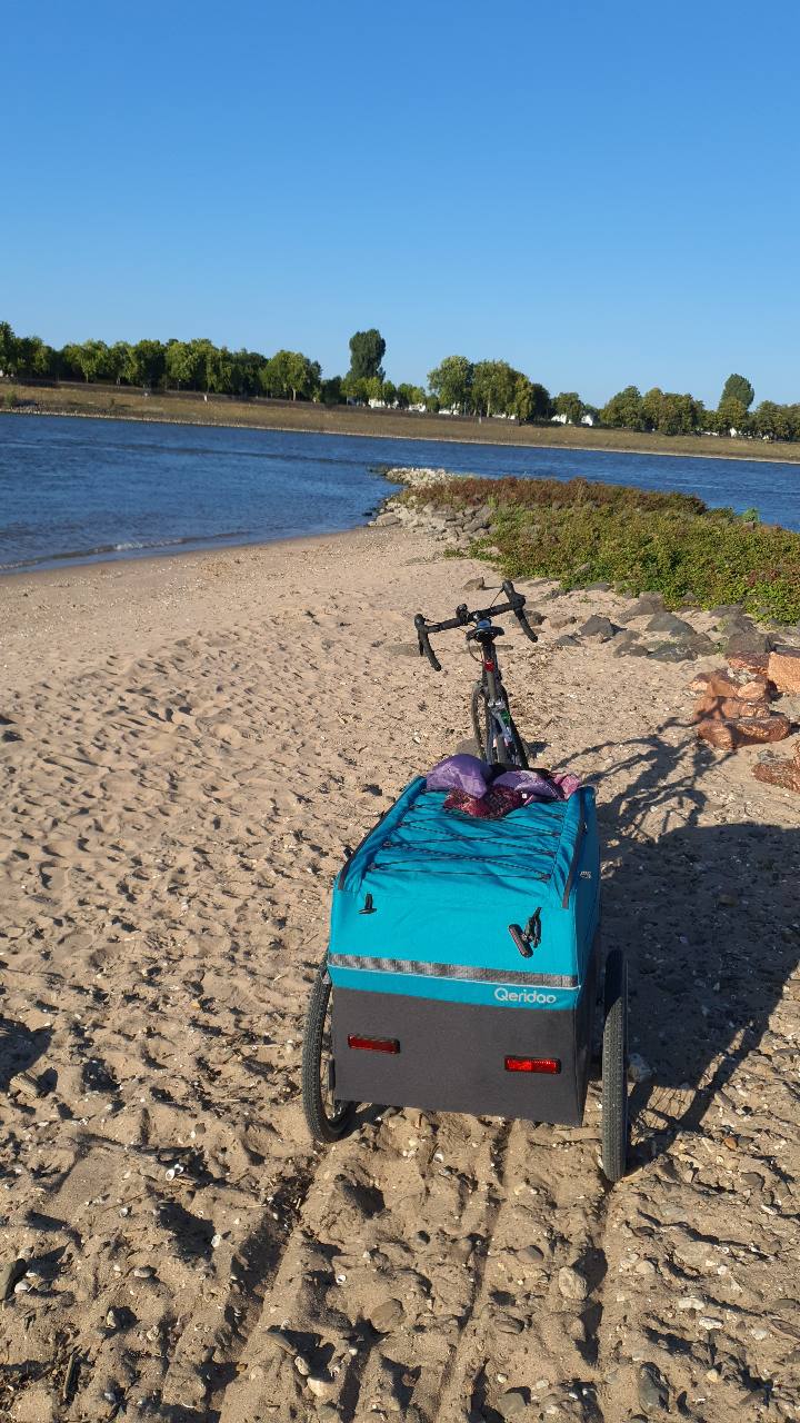 Fahrrad mit Anhänger am Rheinufer